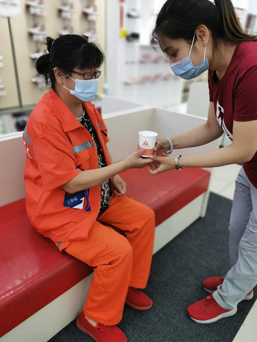 炎炎夏日足力健老人鞋為辛勞環衛工人送關愛