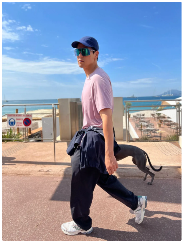 穿索康尼的彭于晏閃現上海機場