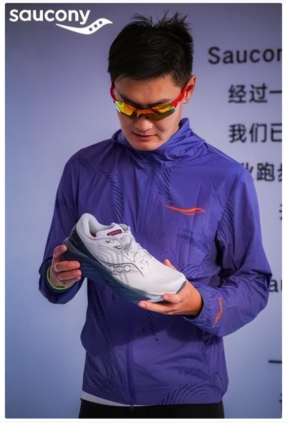 穿索康尼的彭于晏閃現上海機場